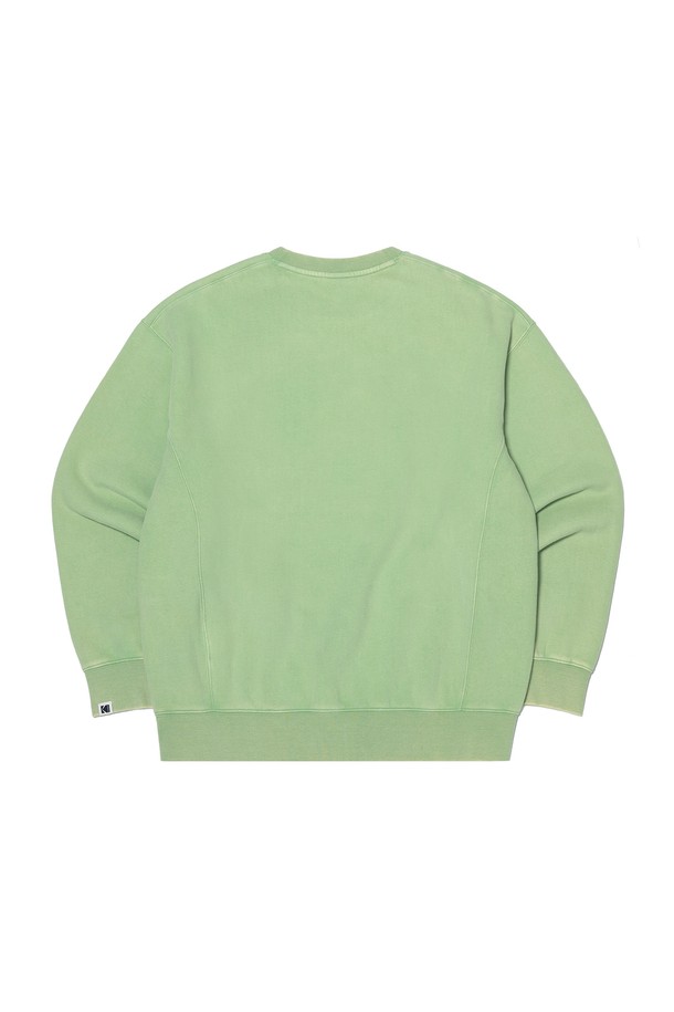 레인보우 세미오버핏 스노우워싱 기모 맨투맨 GREEN은 부드러운 촉감과 두꺼운 두께감으로 가을, 겨울철 따뜻하게 입을 수 있는 맨투맨입니다. 캐주얼, 스포티, 미니멀 스타일을 모두 소화할 수 있으며, 일상, 집콕, 산책 등 다양한 TPO에 활용하기 좋습니다. 그린 컬러에 레인보우 시그니처 윈터 패키지로 디자인되었으며, 스노우워싱 가공으로 빈티지한 무드를 더했습니다. 넉넉한 세미오버핏으로 편안한 착용감을 선사하며, 긴 소매와 라운드넥 디자인이 특징입니다. 면, 폴리에스테르, 폴리우레탄, 기모 소재를 사용하여 보온성을 높였습니다.
