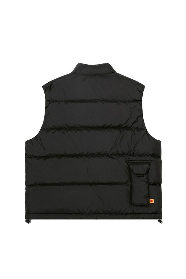 레인보우 경량 다운 베스트 BLACK은 가을과 초겨울, 혹은 간절기에 활용하기 좋은 세미 오버핏의 패딩 베스트입니다. 스포티하고 캐주얼한 스타일로, 일상 및 스포츠 활동 시 편안하게 착용할 수 있습니다. 부드러운 촉감의 폴리에스테르 소재에 유럽산 물라드 덕다운 충전재와 700+ 필파워를 사용하여 보온성을 높였습니다. 스탠드넥 디자인과 밑단 스트링 조절 기능으로, 다양한 스타일 연출이 가능하며 백 포켓 디테일로 실용성을 더했습니다. 산책룩, 겨울 데일리룩, 등산룩 등 다양한 TPO에 맞춰 미니멀한 스타일을 연출해보세요.
