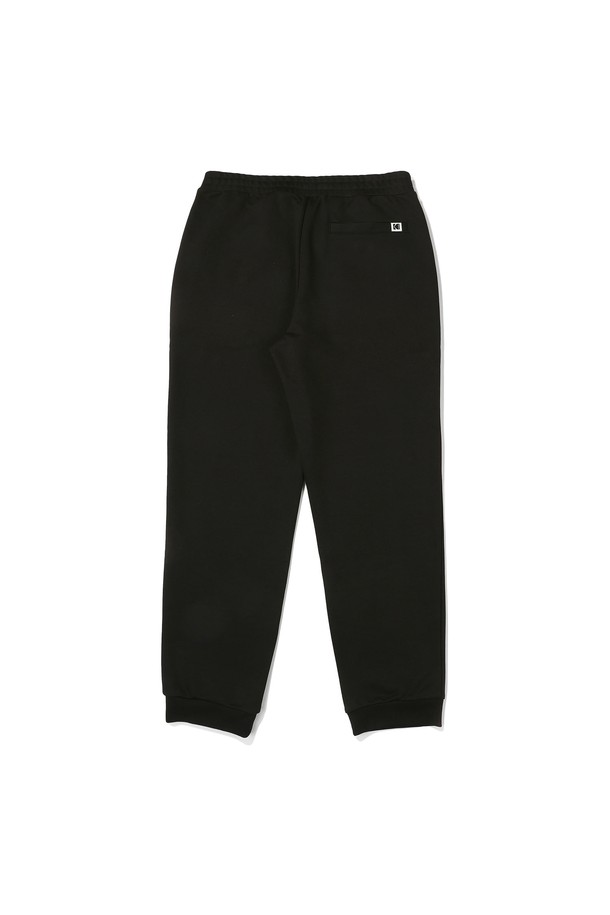 에센셜 에버라이트 조거 팬츠 BLACK는 편안함과 스타일을 동시에 잡은 조거 팬츠입니다. 부드러운 면, 폴리에스테르 혼방 소재로 제작되어 사계절 내내 쾌적하게 착용할 수 있으며, 밴딩 처리로 편안한 착용감을 선사합니다. 블랙 컬러에 로고 자수 디테일을 더해 캐주얼하면서도 스포티한 무드를 연출합니다. 가벼운 착용감과 신축성이 있어 활동성이 뛰어나며, 에센셜 에버라이트 라인과 함께 세트로 스타일링하여 더욱 멋스럽게 연출할 수 있습니다. 일상, 집콕, 산책 등 다양한 TPO에 활용하기 좋은 아이템입니다.
