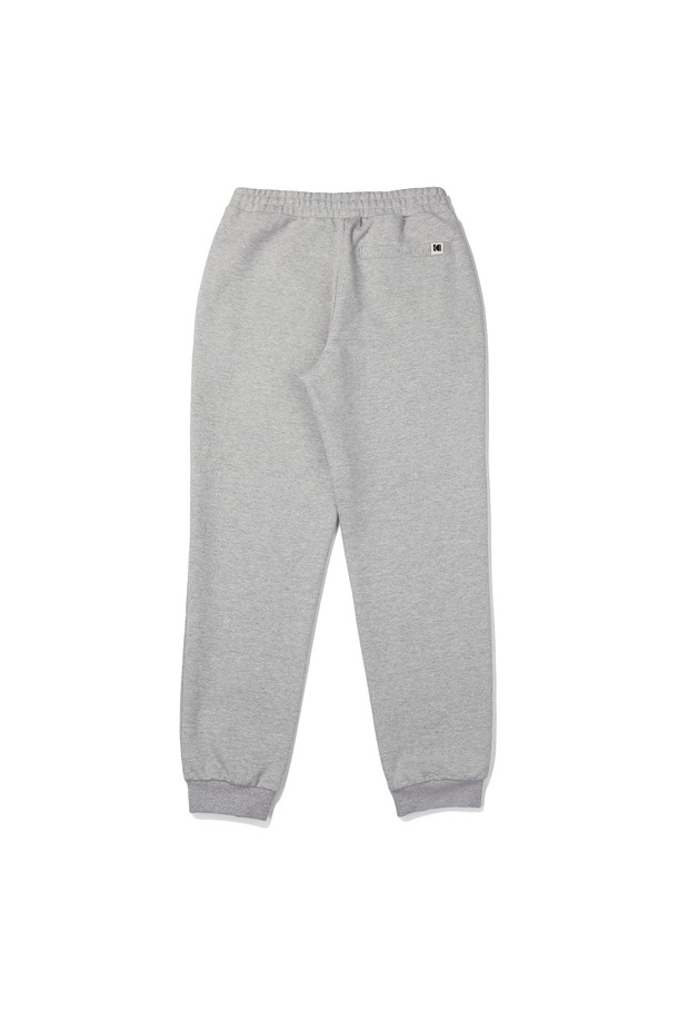 에센셜 에버라이트 조거 팬츠 멜란지 그레이는 부드러운 면과 폴리에스테르 혼방 소재로 제작되어 가볍고 편안한 착용감을 선사합니다. 멜란지 그레이 컬러에 로고 자수 포인트 디자인으로 캐주얼하면서도 스포티한 스타일을 연출합니다. 사계절 내내 활용 가능한, 중간 두께감의 레귤러핏 조거 팬츠로, 신축성이 우수하여 활동성을 높였습니다. 허리 밴딩으로 편안한 착용감을 제공하며, 세탁 후에도 변형이 적어 오랫동안 깔끔하게 입을 수 있습니다. 에센셜 에버라이트 라인과 세트업하여 더욱 스타일리시하게 즐길 수 있습니다.
