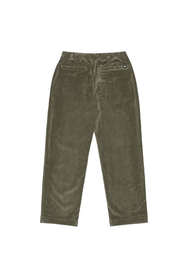 브라우니 레귤러핏 코듀로이 테이퍼드 팬츠 KHAKI는 부드러운 촉감의 코듀로이 소재로 제작되어 가을과 겨울에 따뜻하게 착용하기 좋은 바지입니다. 허리 스트링으로 사이즈 조절이 용이하며, 코닥 웨빙 디테일이 돋보입니다. 레귤러핏으로 편안한 착용감을 제공하며, 다리가 슬림해 보이는 테이퍼드 실루엣으로 캐주얼하고 스포티한 스타일을 연출할 수 있습니다. 베이지, 카키, 네이비 세 가지 색상으로 출시되어 다양한 코디에 활용하기 좋으며, 일상, 동네 마실룩, 여행룩 등 폭넓게 활용 가능합니다. 미니멀하고 스포티한 무드를 즐기는 분들께 추천합니다.
