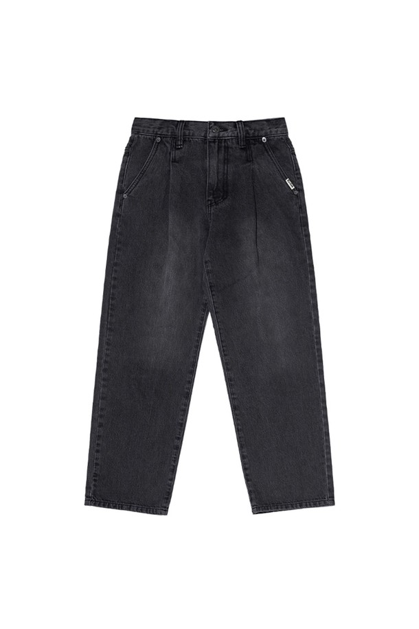 씨네코닥 데님 팬츠 차콜은 사계절 내내 활용 가능한 공용 데님 팬츠입니다. 차콜 컬러의 무지 디자인으로, 캐주얼 및 스포티 스타일을 연출하기 좋습니다. 면 소재로 제작되어 편안한 착용감을 제공하며, 세미와이드 및 스트레이트 핏으로 트렌디한 실루엣을 연출합니다. 신축성은 없지만 비침 걱정 없이 데일리로 즐겨 입을 수 있는 아이템입니다.
