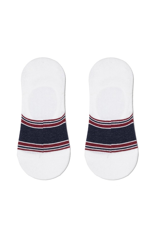 네이비 컬러의 스트라이프 멀티 노쇼 양말입니다. 면, 폴리에스터, 폴리우레탄 혼방 소재로 제작되어 사계절 내내 착용 가능하며, 매끄러운 촉감이 특징입니다. 노쇼 디자인으로 벗겨짐을 방지하며, 뒷꿈치 Y자 절개와 실리콘 처리가 안정적인 착용감을 선사합니다. 컬러 스트라이프 패턴과 위빙 디자인이 더해져 캐주얼, 미니멀, 클래식 스타일을 연출하며, 동네 마실룩이나 산책룩에 매치하기 좋습니다.
