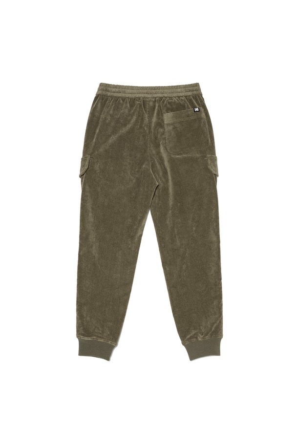 코듀로이 레귤러핏 카고 조거 팬츠 (KHAKI)는 가을, 겨울 시즌 데일리룩을 위한 남성용 바지입니다. 부드러운 촉감의 코듀로이 소재와 폴리에스터, 나일론, 폴리우레탄 혼방으로 제작되어 편안한 착용감을 제공합니다. 레귤러핏과 조거핏의 조화로 캐주얼, 스트릿, 미니멀 스타일을 모두 소화하며, 카고 디자인과 사이드 포켓, 기본 주머니로 실용성을 더했습니다. 기모 안감과 스트레치 원단으로 활동성을 높였으며, 밴딩 처리된 허리 부분으로 편안하게 착용 가능합니다. 카키 및 블랙 두 가지 색상으로 만나보세요.
