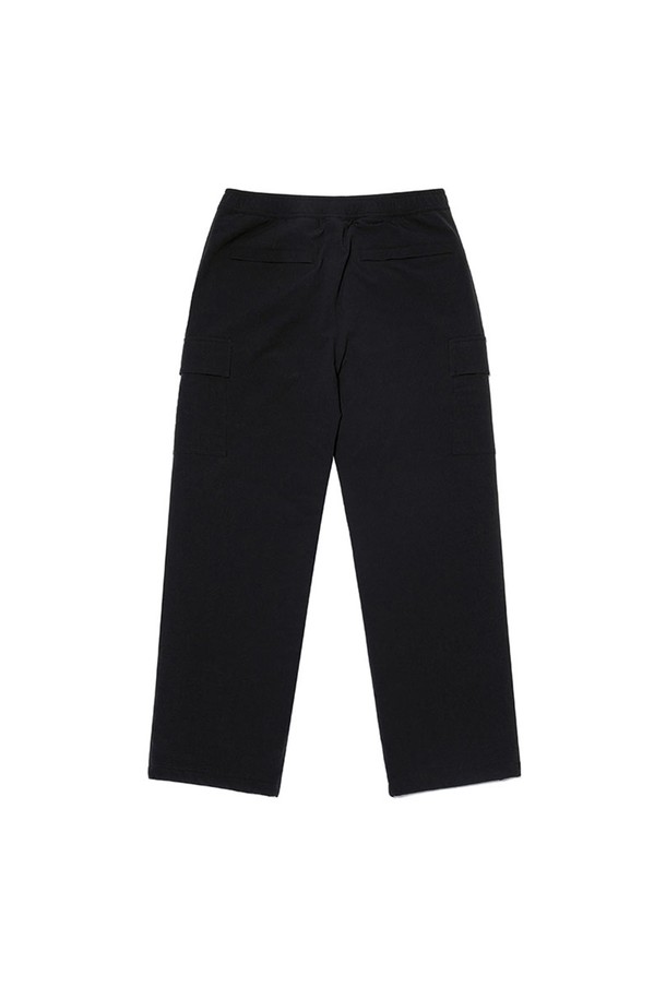 세미와이드핏 스트레이트 패딩 팬츠 BLACK는 한겨울 야외 활동에 적합한 방풍 및 보온 기능을 갖춘 패딩 팬츠입니다. 블랙 컬러의 무지 디자인으로, 스포티, 캐주얼, 고프코어 스타일을 연출할 수 있습니다. 나일론, 면, 폴리우레탄 혼방 소재로 제작되었으며, 두꺼운 두께감과 밑단 스트링으로 보온성을 높였습니다. 세미와이드핏과 스트레이트 핏으로 편안한 착용감을 제공하며, 겨울 데일리룩, 캠핑룩, 등산룩에 활용하기 좋습니다. 신축성은 없지만, 패딩 안감으로 따뜻함을 유지하며, 밑단 스트링으로 활동성을 더했습니다.
