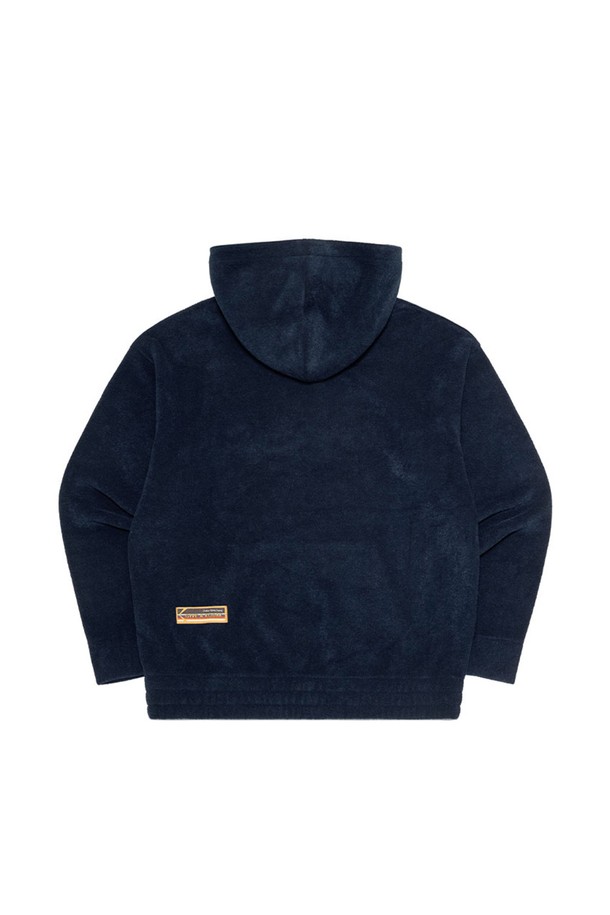 네이비 색상의 레터링 플리스 후드티셔츠입니다. 부드러운 촉감의 폴리에스테르와 레이온 혼방 소재로 제작되어, 봄, 가을에 입기 좋습니다. 오버핏 디자인에 프리미엄 자수 로고가 포인트로 들어가 캐주얼하고 베이직한 스타일을 연출합니다. 레이어드하여 다양한 스타일링이 가능하며, 신축성이 있어 편안하게 착용할 수 있습니다. 동네 마실룩, 캠핑룩 등 편안한 TPO에 활용하기 좋은 아이템입니다.
