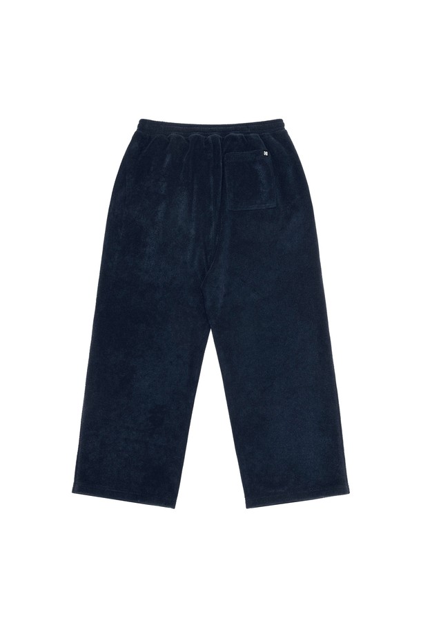 플리스 스트레이트 팬츠 네이비는 부드러운 촉감과 포근한 보온성을 자랑하는 플리스 팬츠입니다. 가을, 겨울 시즌 데일리룩, 집콕룩, 산책룩 등 다양한 TPO에 활용하기 좋은 아이템입니다. 세미 오버핏 스트레이트 핏으로 편안한 착용감을 선사하며, 고급스러운 자수 포인트가 돋보입니다. 신축성이 뛰어나 활동성을 높였으며, 비침 걱정 없이 안심하고 입을 수 있습니다. 캐주얼, 미니멀 스타일을 즐겨 입는 분들께 추천합니다.
