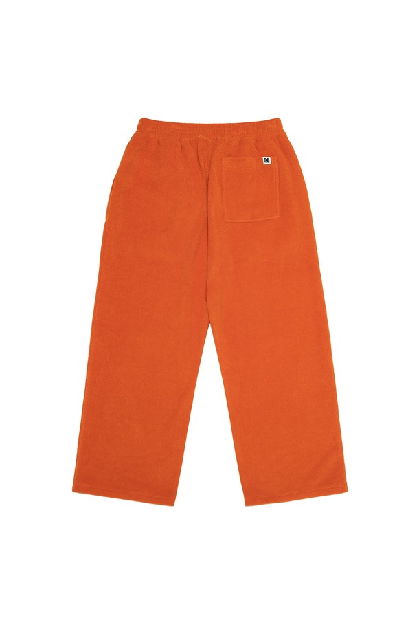 플리스 스트레이트 팬츠 ORANGE는 부드러운 촉감의 폴리에스터, 레이온 혼방 플리스 소재로 제작되어 가을, 겨울에 따뜻하게 착용하기 좋습니다. 오렌지 컬러에 자수 디테일이 더해져 캐주얼한 무드를 연출하며, 세미오버핏 스트레이트 핏으로 편안하게 활동할 수 있습니다. 집콕룩, 동네 마실룩, 겨울 데일리룩 등 다양한 TPO에 활용 가능하며, 캐주얼, 미니멀, 스트리트 스타일을 즐기는 분들께 추천합니다. 밴딩 허리로 편안함을 더한, 활용도 높은 긴 바지입니다.
