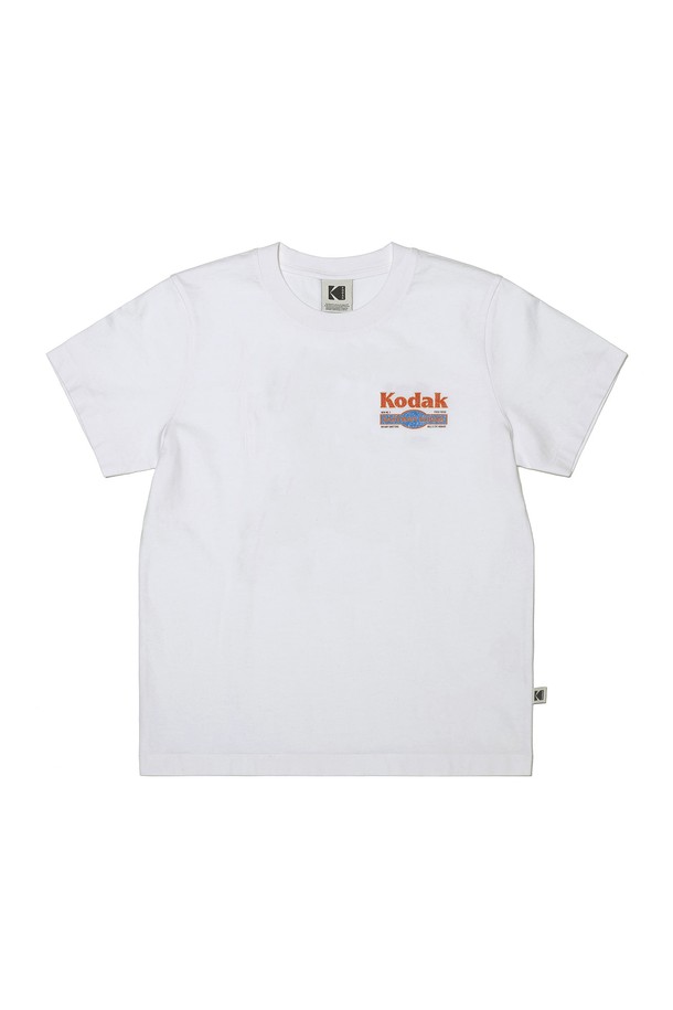 **레시피 스노우워싱 반팔 티셔츠 우먼 IVORY**는 부드러운 면 소재로 제작되어 편안한 착용감을 선사합니다. 스노우워싱 기법을 적용하여 자연스러운 블리칭 효과와 빈티지한 무드를 연출하며, 아이보리, 레드, 그린, 블랙 4가지 다채로운 컬러 옵션을 제공합니다. 세미 오버핏의 라운드넥 디자인으로 캐주얼한 스타일을 완성하며, 단품 또는 레이어드하여 다양한 스타일링을 즐길 수 있습니다. 동네 마실룩이나 카페룩과 같은 일상에서 캐주얼, 미니멀, 클래식 무드로 활용하기 좋습니다. 선명한 로고 컬러와 프리미엄 프린팅으로 디자인의 퀄리티를 높였습니다.
