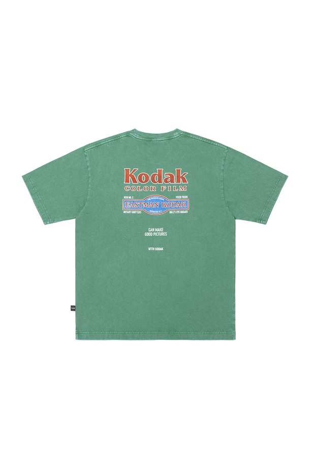 레시피 스노우워싱 반팔 티셔츠 GREEN은 캐주얼 스타일을 추구하는 당신을 위한 아이템입니다. 부드러운 면 소재로 제작되어 편안한 착용감을 선사하며, 중간 두께감으로 봄, 여름 시즌에 활용하기 좋습니다. 스노우워싱 기법을 통해 자연스러운 변색 효과를 더하여 빈티지한 무드를 연출하며, 세미오버핏으로 편안하면서도 트렌디한 핏을 자랑합니다. 라운드넥 디자인에 반소매 기장으로, 동네 마실룩이나 카페룩 등 일상에서 폭넓게 활용 가능하며, 레이어드하여 다양한 스타일을 연출할 수 있습니다.
