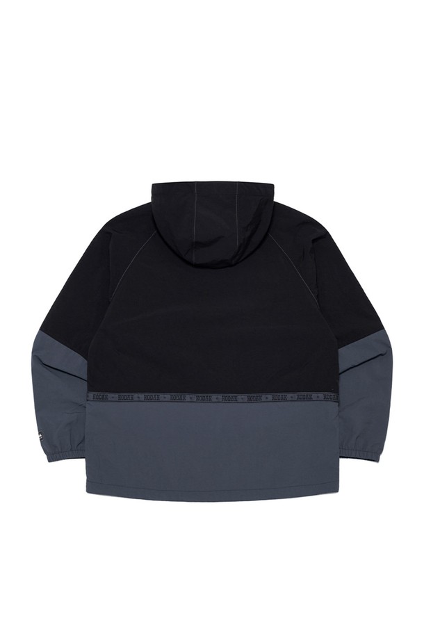 씨너리 컬러블록 아노락 BLACK은 남성용 아노락입니다. 봄, 초여름에 적합하며, 아웃도어 활동과 일상에서 모두 활용 가능한 제품입니다. 블랙, 베이지, 블루 컬러 배색의 컬러블록 패턴이 스포티하고 캐주얼한 스타일을 연출합니다. 나일론 소재로 제작되어 코튼 터치 질감을 느낄 수 있으며, 생활 방수 및 오염 방지 기능이 있습니다. 자카드 테이프 포인트, 밑단 스트링 디테일, 오버핏으로 편안한 착용감을 선사합니다.
