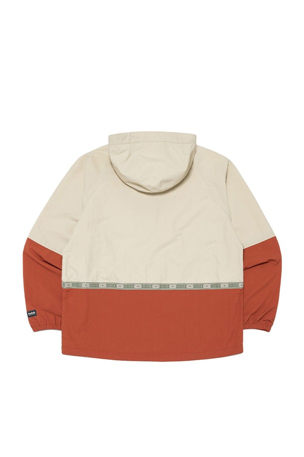 씨너리 컬러블럭 아노락 BEIGE는 남녀 모두 착용 가능한 오버핏 아노락입니다. 베이지, 블랙, 블루 세 가지 색상으로 출시되었으며, 봄과 초여름에 적합한 중간 두께의 나일론 소재로 제작되었습니다. 일상 및 아웃도어 활동에 적합하며, 방수 및 생활 방수 기능으로 실용성을 더했습니다. 자카드 트리밍 디테일과 밑단 스트링 조절, 워터 리펠런트 가공으로 기능성과 디자인을 모두 잡았습니다. 스포티, 캐주얼, 미니멀 스타일을 즐기는 분들께 동네 마실룩, 산책룩, 여행룩으로 추천합니다.
