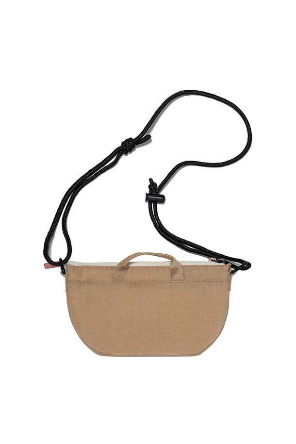 코다크롬 미니 크로스백 PINK는 핑크, 옐로우, 카키 세 가지 색상으로 출시된 가방입니다. 나일론 소재로 제작되어 가볍고 내구성이 뛰어나며, 미니멀한 사각형 디자인에 스트랩 디테일이 돋보입니다. 스트랩 스토퍼를 통해 간편하게 길이 조절이 가능하며, 가방걸이와 전면 스트랩을 활용하여 소지품을 걸어 보관할 수 있습니다. 일상 및 캠핑 등 다양한 용도로 활용 가능하며, 지퍼형 잠금 방식으로 안전하게 소지품을 보관할 수 있습니다. 캐주얼, 미니멀, 스포티한 스타일에 잘 어울리는 실용적인 크로스백입니다.
