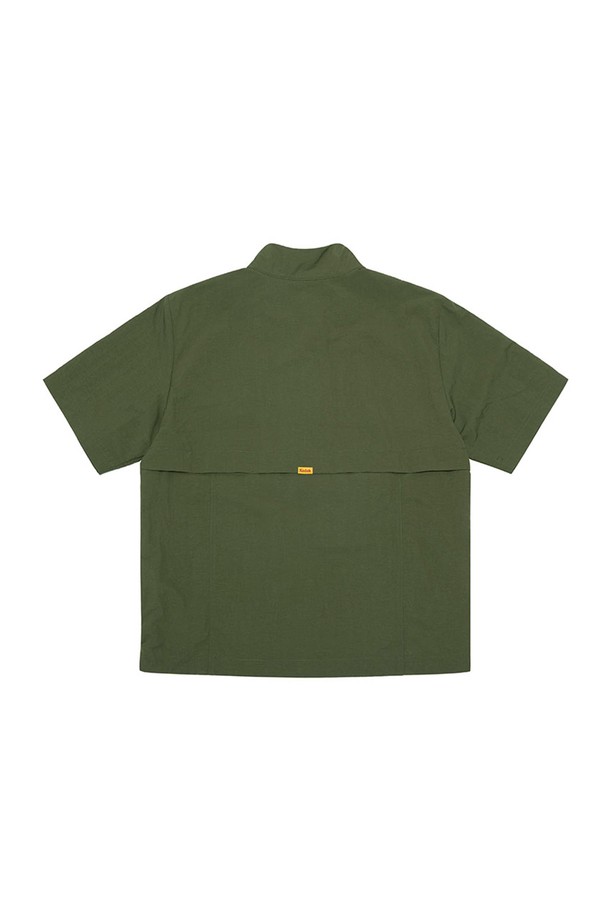 컬러플러스 스텐넥 아노락 KHAKI는 캐주얼, 스포티 무드를 연출하는 공용 아노락입니다. 나일론 소재로 제작되어 봄, 여름 시즌에 가볍게 착용하기 좋으며, 세미 오버핏으로 편안한 착용감을 제공합니다. 화사한 카키, 블루, 옐로우 세 가지 컬러로 출시되었으며, 밑단 스트링으로 다양한 스타일을 연출할 수 있습니다. 일상, 여행, 봄 소풍 등 다양한 TPO에 활용 가능하며, 반소매 기장과 집업 여밈 방식으로 편리하게 입고 벗을 수 있습니다. EHPWI 팬츠와 셋업으로도 구성하여 더욱 스타일리시하게 연출할 수 있습니다.
