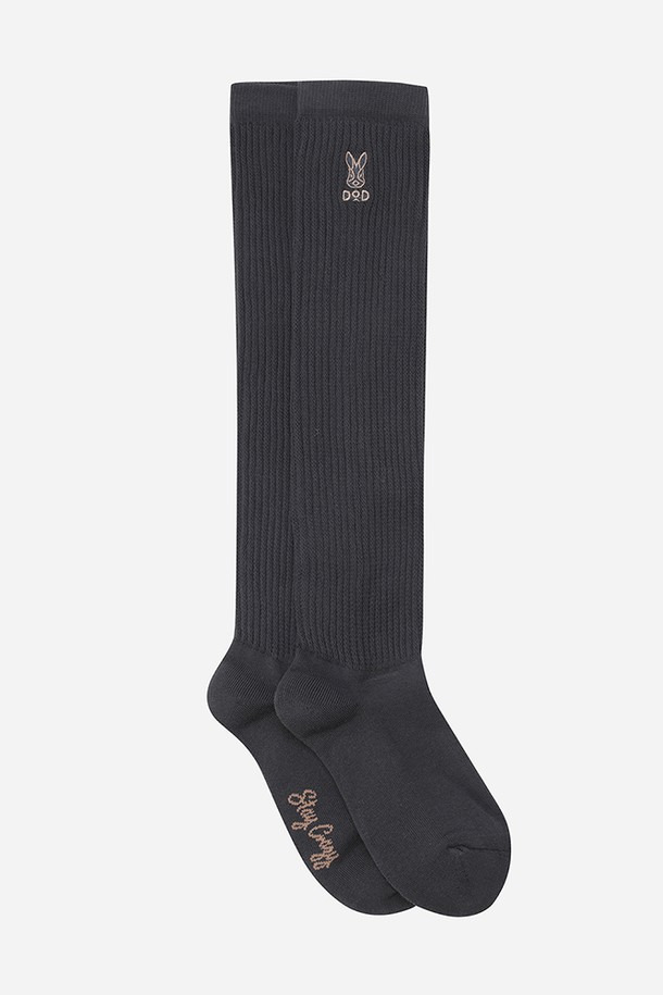 캠프 니삭스(CHARCOAL GREY)(차콜 그레이)는 면, 리우레란, 나일론, 폴리에스터를 혼방하여 제작되어 사계절 내내 착용 가능한 공용 니삭스입니다. 캠핑 및 일상생활에서 활용하기 좋으며, 보온 기능을 갖춰 따뜻하게 발을 보호해줍니다. 루즈한 착용감으로 편안함을 제공하며, 부츠와 함께 코디하기 용이합니다. 발바닥에는 STAY CRAZY 로고 자수가 포인트로 들어가 있습니다. 차콜 그레이 컬러로 어떤 옷에도 잘 어울립니다.
