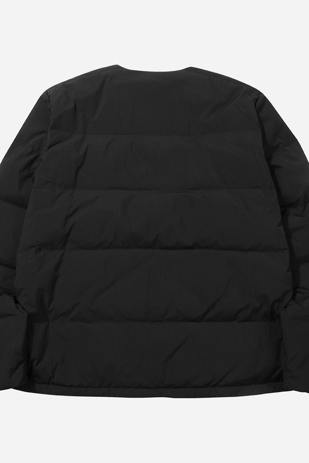 윈터캠퍼 D7 경량 다운자켓 - BLACK는 일상과 캠핑 모두에 적합한 공용 다운자켓입니다. 블랙 컬러에 캐주얼, 스포티 스타일을 더했으며, 자연스러운 주름이 특징입니다. 레이어드핏으로 제작되어 겨울철 보온성을 높여주며, 가볍고 부드러운 촉감의 나일론, 폴리에스터 혼방 소재를 사용했습니다. 유럽 등급 덕다운(솜털 80%, 깃털 20%) 충전재와 프론트 디오디 라벨 로고가 특징이며, 긴 소매와 지퍼형 여밈 방식으로 편안하게 착용할 수 있습니다. 경량(L사이즈 기준 63g)으로 제작되어 활동성을 높였으며, 보온 기능으로 윈터 캠핑룩, 데일리룩에 활용하기 좋습니다.
