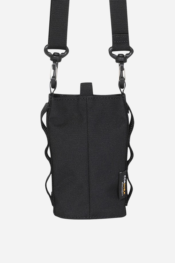 **악세서리 미니 크로스백 - BLACK**

세련된 블랙 컬러의 미니 크로스백입니다. 폴리에스터 소재로 제작되어 가볍고 내구성이 뛰어나며, 500ML 물병 수납이 가능합니다. 미니멀하고 시크한 디자인에 로고 패턴으로 포인트를 주었으며, 탈부착 가능한 크로스백과 폴더블백 세트로 구성되어 실용성을 더했습니다. 여행룩, 휴가룩 등 다양한 TPO에 활용하기 좋으며, 캐주얼한 스타일을 연출하기에 적합합니다. 사각 모양으로 디자인되어 넉넉한 수납 공간을 제공하며, FREE 사이즈로 누구나 편안하게 사용할 수 있습니다.
