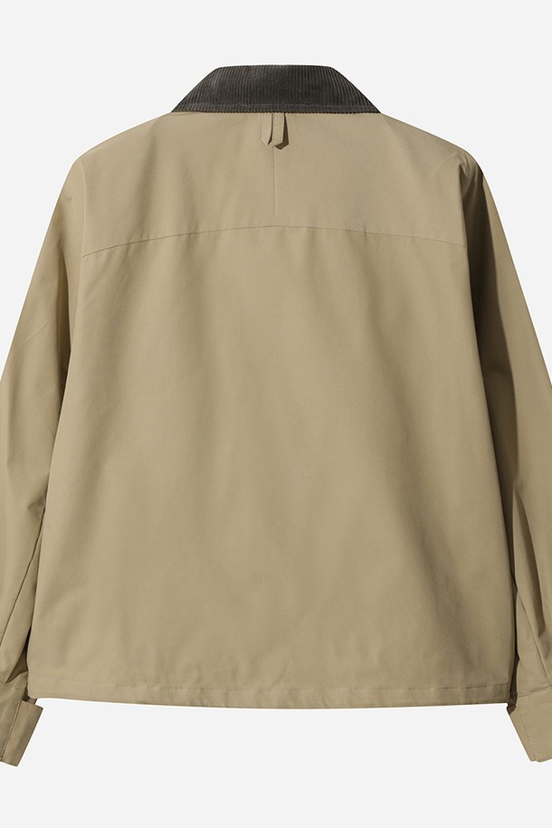 **워크 더블레이어 재킷 (TAN)**은 캐주얼한 스타일을 연출하기에 좋은 여성용 워크 재킷입니다. 탄색 컬러의 무지 디자인으로, 봄, 가을 계절에 활용하기 좋습니다. 레귤러핏으로 제작되었으며 레귤러 기장의 상의입니다. 버튼 여밈 방식에 카라 배색으로 포인트를 더했으며, 긴소매 디자인으로 편안한 착용감을 선사합니다. 캠핑이나 일상에서도 폭넓게 활용할 수 있는 실용적인 아우터입니다.
