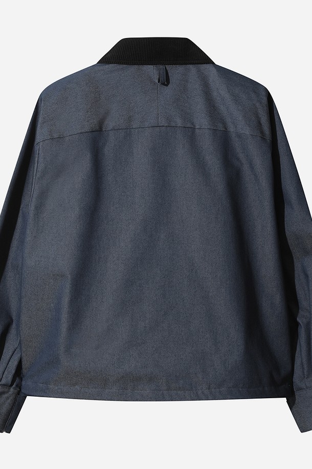 워크 더블레이어 재킷 여자(DARK INDIGO)는 워크웨어 스타일의 여성용 자켓입니다. 2LAYER 소재를 적용하여 방풍 기능을 갖췄으며, 내구성이 뛰어나 캠핑이나 일상복으로 활용하기 좋습니다. 다크 인디고 컬러와 카라의 코듀로이 포인트가 특징이며, 부드러운 촉감과 여유 있는 핏으로 편안하게 착용할 수 있습니다. 긴 소매 디자인이며, 안감은 나일론 소재로 마감되었습니다. 워크 베스트와 셋업으로 스타일링하여 더욱 멋스러운 연출이 가능합니다.
