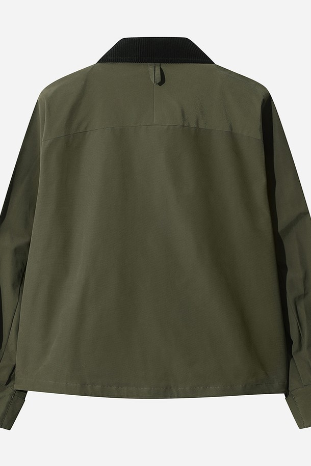 워크 더블레이어 재킷 여자 (D.KHAKI)는 다크 카키 컬러의 루즈핏 워크 재킷입니다. 가을, 겨울 시즌에 적합하며, 2LAYER 소재와 코듀로이 카라가 특징입니다. 면, 나일론, 폴리에스터 혼방의 두꺼운 소재로 제작되어 부드러운 촉감을 제공하며, 방풍 및 보온 기능을 갖추었습니다. 긴 소매 기장의 버튼 여밈 방식이며, 캠핑 및 워크웨어 스타일 연출에 용이합니다. 무지 디자인으로 다양한 스타일의 연출이 가능합니다.
