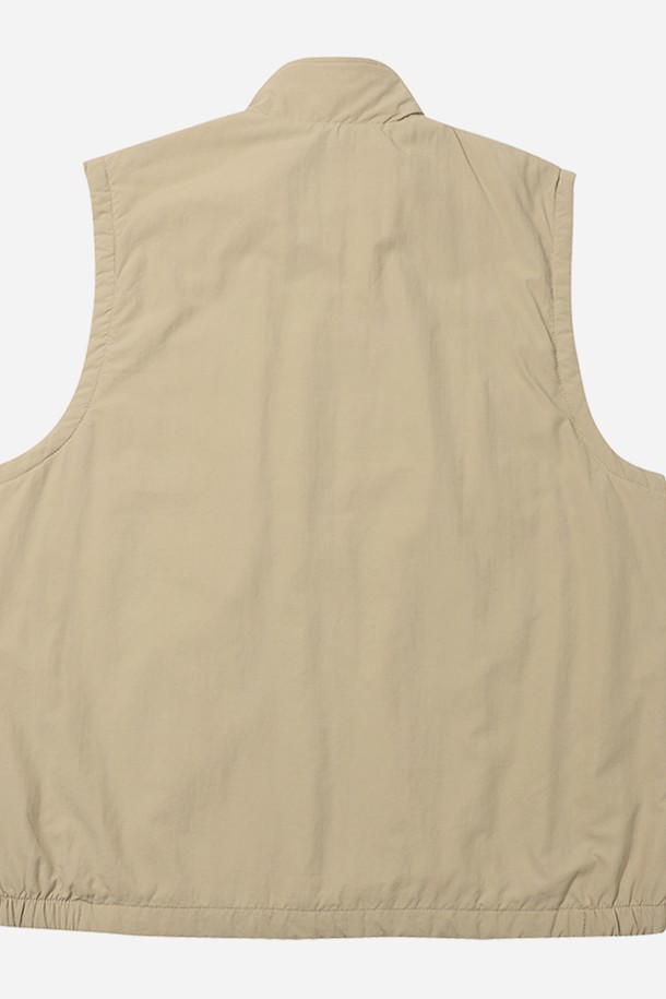 알파 패딩 베스트 - TAN은 가을, 겨울철 일상 및 아웃도어 활동에 적합한 남녀 공용 패딩 베스트입니다. 두꺼운 두께감과 부드러운 촉감, 그리고 발수 및 보온 기능으로 뛰어난 착용감을 제공합니다. 레귤러핏으로 제작되었으며, 집업 여밈 방식과 민소매 디자인이 특징입니다. 스포티, 캐주얼, 미니멀 스타일을 연출하기 좋으며, 폴리에스터 안감과 나일론, 폴리에스터 혼방의 겉감으로 제작되었습니다. 겨울철 데일리룩에 활용하기 좋은 아이템입니다.
