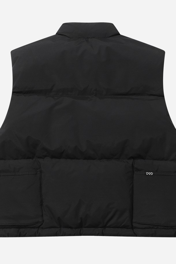 코나 D7 다운 여자 베스트 - BLACK은 겨울철 보온성을 책임지는 여성용 패딩 베스트입니다. 블랙 컬러에 무지 디자인으로 어떤 옷에도 쉽게 매치할 수 있으며, 캐주얼, 스포티, 미니멀한 스타일을 연출하기 좋습니다. 가볍고 따뜻한 나일론 소재의 다운 충전재와 하이넥 디자인으로 보온성을 높였으며, 집업 방식으로 간편하게 착용 가능합니다. 크롭 기장과 민소매 스타일로 활동성을 더해 일상, 아웃도어, 여행 등 다양한 TPO에 활용할 수 있습니다. 레귤러핏으로 편안한 착용감을 선사합니다.
