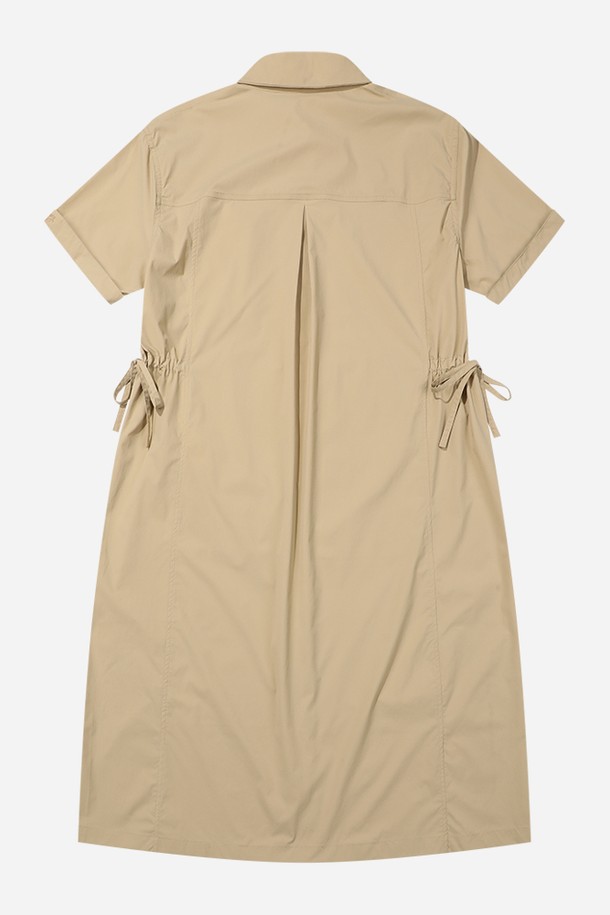"캠퍼 반팔 원피스 - TAN"은 여름철 일상에서 편안하게 착용하기 좋은 여성용 원피스입니다. 부드러운 촉감의 나일론과 폴리에스터 혼방 소재로 제작되었으며, 루즈핏 디자인과 셔츠 칼라로 캐주얼한 무드를 연출합니다. 무지 디자인에 허리 조절 가능한 끈과 사이드 트임 디테일이 더해져 스타일리시함을 더했습니다. 발수 및 신축성 기능으로 활동성을 높였으며, 동네 마실룩, 카페룩, 여행룩 등 다양한 TPO에 맞춰 미니멀하고 클래식한 스타일을 완성할 수 있습니다.
