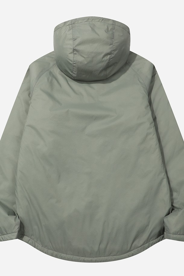 프리마로프트 경량 패딩 재킷은 가볍고 따뜻한 겨울철 필수 아우터입니다. 라이트 카키 컬러의 무지 디자인으로 캐주얼, 스포티, 미니멀 스타일을 모두 소화할 수 있습니다. 일상복은 물론 산책이나 여행 등 아웃도어 활동에도 적합하며, 방수 기능과 보온성, 경량성을 갖춰 활동성을 높였습니다. 부드러운 촉감의 나일론, 폴리에스테르 혼방 소재에 프리마로프트 충전재를 사용해 따뜻함과 편안함을 동시에 제공합니다. 
