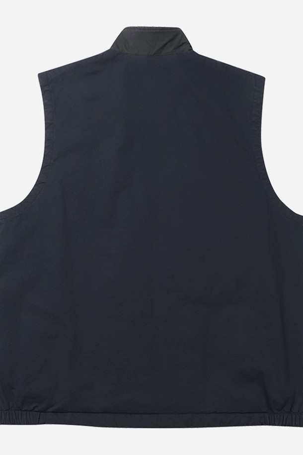 알파 패딩 베스트 - 네이비는 겨울철 캐주얼 및 스포티 스타일을 연출하기에 좋은 패딩 베스트입니다. 플라텍 알파 충전재를 사용하여 가볍고 뛰어난 보온성을 자랑하며, 발수 기능까지 갖춰 겨울철 일상, 산책, 여행 등 다양한 TPO에 활용하기 좋습니다. 레귤러 핏으로 편안하게 착용 가능하며, 부드러운 촉감의 폴리에스터 안감으로 제작되었습니다. 무지 디자인에 집업 여밈 방식, 민소매 기장으로 어떤 옷에도 쉽게 레이어드하여 따뜻하고 스타일리시한 겨울 데일리룩을 완성해보세요.
