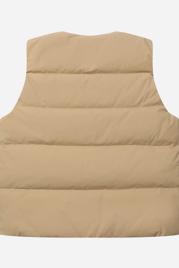 윈터캠퍼 D7 경량 다운베스트(우먼) - TAN은 여성용으로, 겨울철 캠핑룩과 데일리룩에 모두 활용하기 좋은 다운 베스트입니다. 가볍고 따뜻한 경량 소재에 부드러운 촉감이 특징이며, 오버핏 디자인과 무지 패턴으로 캐주얼, 스포티, 미니멀한 스타일을 연출할 수 있습니다. 탄(TAN) 컬러의 크롭 기장으로 세련된 느낌을 주며, 스냅 여밈 방식과 포켓 디테일이 실용성을 더합니다. 민소매 디자인으로 활동성을 높였으며, 두꺼운 두께감으로 뛰어난 보온성을 제공합니다.
