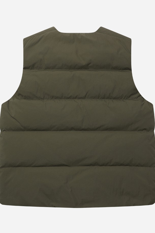 윈터캠퍼 D7 경량 다운베스트 - 카키는 캠핑룩과 겨울 데일리룩에 모두 잘 어울리는 아우터입니다. 부드러운 촉감의 나일론, 폴리에스터, 오리털 혼방 소재로 제작되었으며, 경량 디자인으로 편안한 착용감을 선사합니다. 오리털(솜털 80%, 깃털 20%) 충전재를 사용하여 보온성을 높였으며, 레이어드핏으로 다양한 스타일 연출이 가능합니다. 앞면 디오디 라벨 로고와 스냅 여밈 방식이 특징이며, 무지 디자인과 레귤러 기장으로 캐주얼, 미니멀, 고프코어 스타일을 즐기는 분들께 추천합니다. L사이즈 기준 56g의 가벼운 무게로 활동성을 높였습니다.
