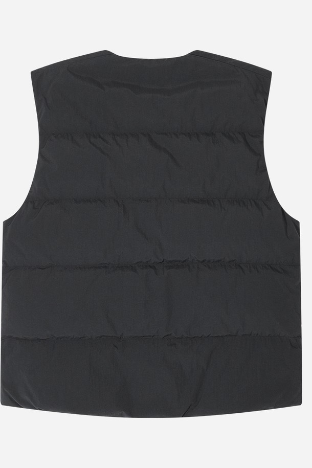 윈터캠퍼 D7 경량 다운베스트(우먼) - BLACK는 캠핑과 아웃도어 활동에 적합한 여성용 다운베스트입니다. 레귤러 기장과 베이직한 스타일로, 미니멀, 클래식, 캐주얼 룩 모두 소화 가능하며, 자연스러운 주름이 특징입니다. 가볍고 부드러운 촉감의 나일론, 폴리에스테르, 다운, 페더 혼방 소재로 제작되었으며, 유럽산 물라드 오리털 충전재를 사용하여 보온성을 높였습니다. 발수 기능과 레이어링에 적합한 얇은 두께의 경량 다운베스트로, 겨울철 데일리룩과 캠핑룩에 활용하기 좋습니다. 전면 로고 디테일과 버튼 여밈 방식의 민소매 디자인입니다.
