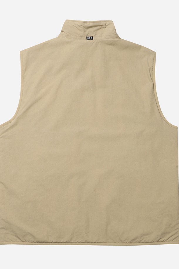 리버시블 플리스 베스트(난연) - TAN은 부드러운 플리스 소재로 제작되어 포근한 착용감을 선사합니다. 탄색과 베이지 컬러로 제작되어 캐주얼 및 미니멀 스타일을 연출하기 좋으며, 일상, 아웃도어 활동에 모두 적합합니다. 봄, 가을 간절기에 따뜻하게 입을 수 있는 두꺼운 두께감의 민소매 베스트로, 양면 착용이 가능하며 지퍼 포켓이 있어 실용적입니다. 난연 기능으로 안전성을 더했으며, 산책룩, 캠핑룩, 가을 나들이룩에 활용하기 좋습니다. 레귤러 핏으로 편안하게 착용할 수 있습니다.
