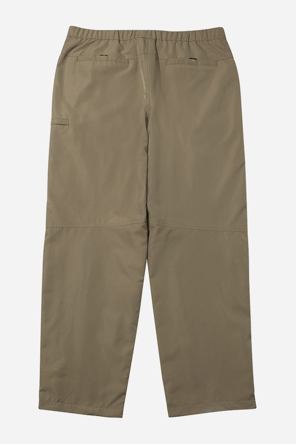 **플리스 안감 바지 - TAN**는 가을, 겨울철 일상 및 아웃도어 활동에 적합한 남녀 공용 긴바지입니다. 부드러운 플리스 안감과 두꺼운 두께로 뛰어난 보온성을 제공하며, 레귤러핏으로 편안한 착용감을 선사합니다. 무지 디자인에 TAN 컬러로 어떤 스타일에도 쉽게 매치할 수 있으며, 캐주얼, 스포티, 미니멀 무드를 연출하기 좋습니다. 산책룩, 캠핑룩 등 다양한 TPO에 활용하여 따뜻하고 스타일리시한 겨울 데일리룩을 완성해 보세요.
