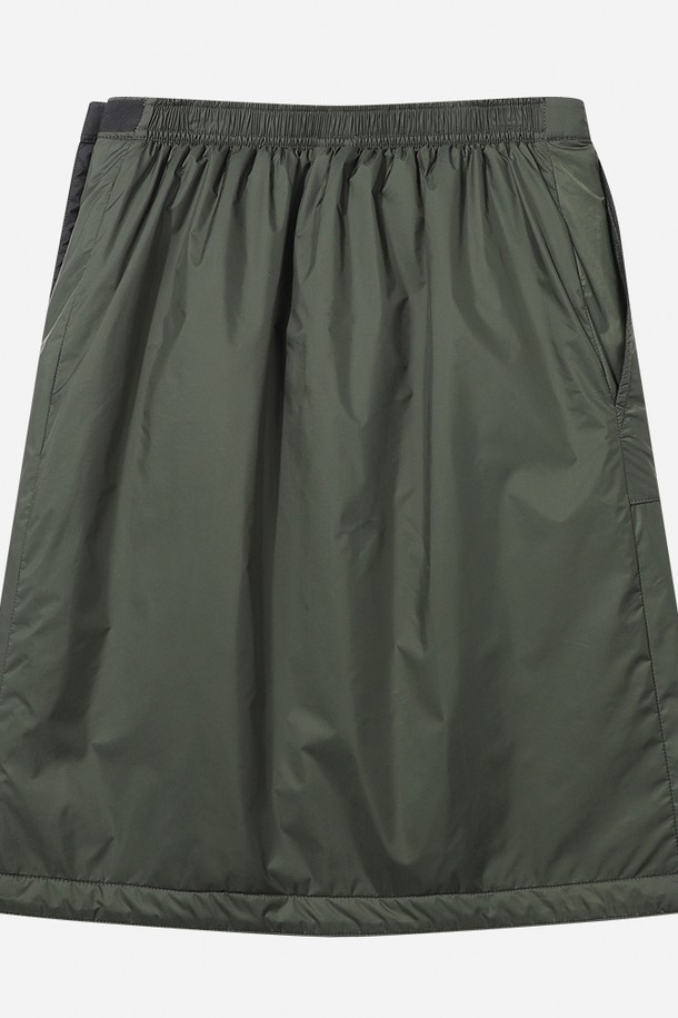 리버시블 퀼팅 패딩 스커트 - KHAKI는 겨울철 따뜻함과 스타일을 동시에 잡을 수 있는 여성 패딩 스커트입니다. 캐주얼, 미니멀, 클래식 스타일을 아우르며, 일상, 산책, 여행 등 다양한 TPO에 활용하기 좋습니다. 부드러운 촉감의 나일론, 폴리에스터 혼방 소재에 두꺼운 패딩 안감과 퀼팅 디자인으로 보온성을 높였습니다. A라인 핏과 여유로운 핏으로 편안함을 선사하며, 은은한 유광 소재와 리버시블 디자인으로 위아래 모두 활용 가능합니다. 카키 컬러의 무지 디자인으로 어떤 상의와도 쉽게 매치하여 겨울 데일리룩을 완성할 수 있습니다.
