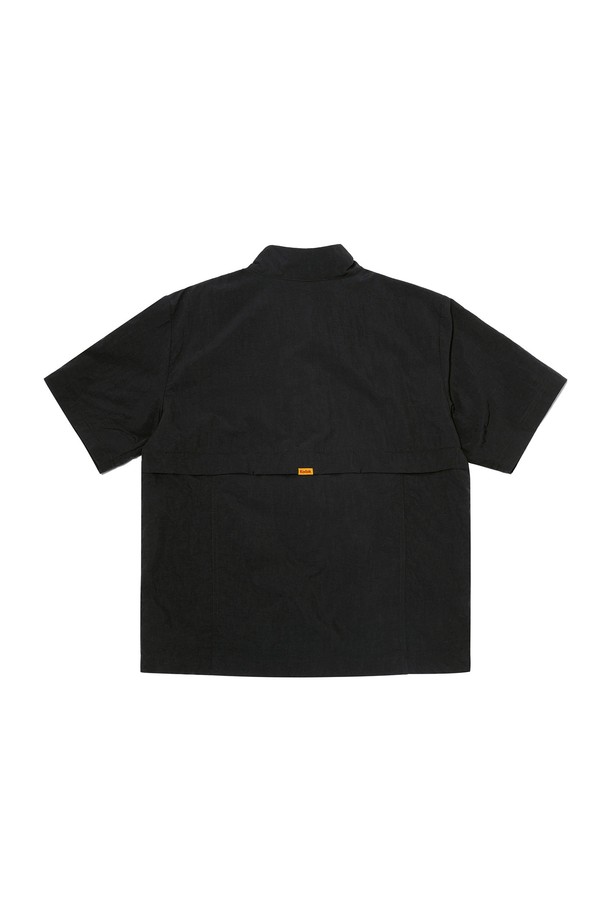 컬러플러스 스텐넥 아노락 BLACK은 스포티와 캐주얼 무드를 동시에 연출하는 공용 아노락입니다. 블랙, 옐로우, 카키 세 가지 색상으로 출시되었으며, 봄, 여름 시즌에 가볍게 착용하기 좋습니다. 세미 오버핏에 레귤러 기장으로 편안한 착용감을 선사하며, 가벼운 나일론 소재로 제작되어 활동성을 높였습니다. 밑단 스트링으로 다양한 스타일을 연출할 수 있으며, 컬러플러스 레귤러핏 3부 반바지와 셋업으로 완성도 높은 스타일링을 완성할 수 있습니다. 동네 마실룩, 여행룩, 휴가룩 등 다양한 TPO에 활용할 수 있습니다.
