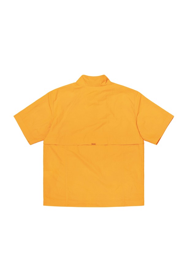 컬러플러스 스텐넥 아노락 옐로우는 **아우터** 카테고리의 **아노락**입니다. 옐로우, 카키, 블랙 3가지 색상으로 출시되었으며, **공용**으로 착용할 수 있습니다. 봄, 여름 시즌에 적합하며, **스포티**하고 **캐주얼**한 스타일을 연출하기 좋습니다. **무지** 디자인에 **레귤러핏**으로, **집업** 방식의 간편한 여밈이 특징입니다. 가볍고 산뜻한 **나일론** 소재로 제작되었으며, **반소매** 기장으로 시원하게 입을 수 있습니다. 특히, **밑단 스트링**으로 다양한 스타일을 연출할 수 있으며, 3부 반바지와 셋업으로 코디하여 더욱 스타일리쉬하게 연출할 수 있습니다.
