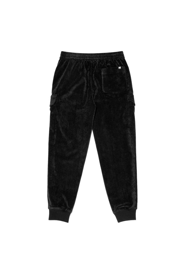 블랙 컬러의 코듀로이 소재, 레귤러핏의 카고 조거 팬츠입니다. 가을과 겨울에 적합하며, 캐주얼한 스타일을 연출하기 좋습니다. 스트레치 원단으로 편안한 착용감을 제공하며, 사이드 포켓과 기본 주머니, 카고 디자인으로 실용성을 더했습니다. 동네 마실룩, 겨울 데일리룩, 여행룩 등 다양한 TPO에 활용 가능하며, 캐주얼, 미니멀, 클래식 스타일을 즐기는 분들께 추천합니다. 
