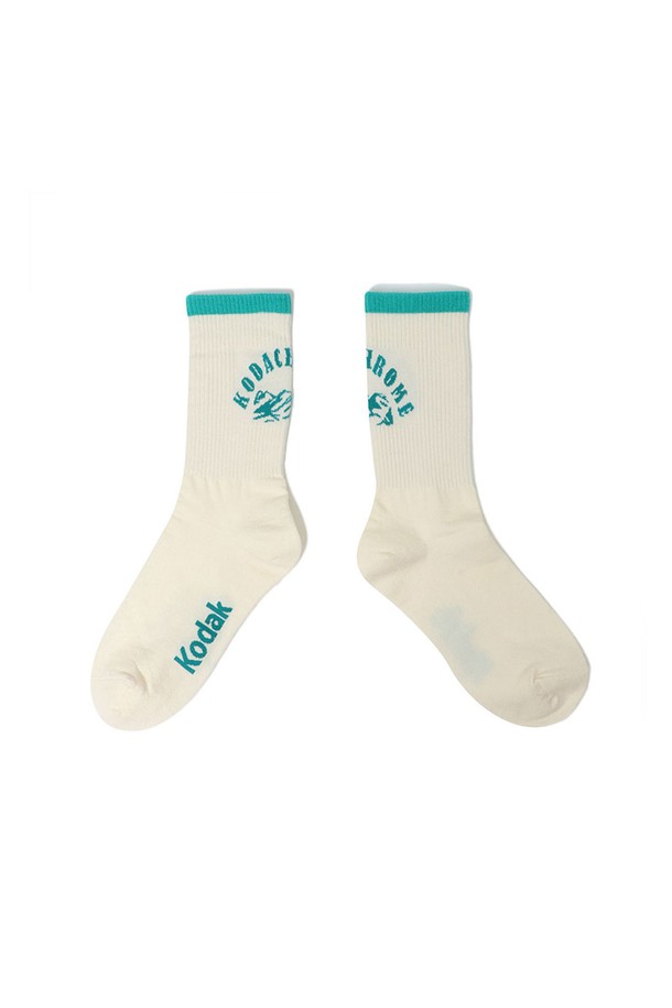 코닥 워딩 크루 삭스 BLUE는 부드러운 촉감과 신축성을 갖춘, 일상생활에 적합한 양말입니다. 면, 폴리에스터, 폴리우레탄 혼방 소재로 제작되어 사계절 내내 착용 가능합니다. 발목을 안정감 있게 잡아주는 스판 원사와 종아리 중간까지 오는 기장감으로 편안한 착용감을 선사합니다. S/M, L/XL 두 가지 사이즈로 제공되며, 코닥 로고 패턴이 돋보이는 캐주얼, 미니멀, 클래식 스타일의 아이템입니다. 동네 마실룩이나 여행룩에 포인트를 더해보세요.
