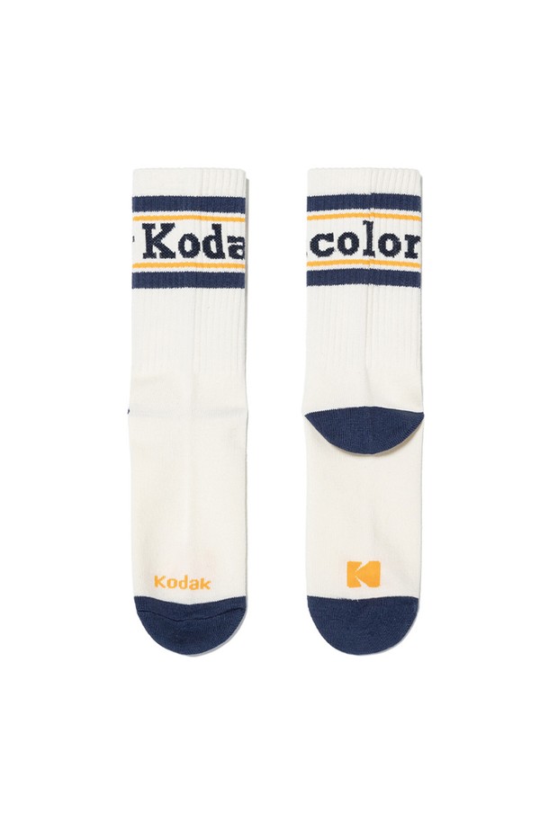 코다컬러 크루 삭스 네이비는 편안한 착용감을 선사하는 데일리 양말입니다. 네이비, 아이보리, 옐로우 세 가지 색상으로 출시되었으며, 30수 코마 면사를 사용하여 부드러운 촉감을 자랑합니다. 미드캘프 길이로 제작되었으며, 신축성이 있어 활동성을 높였습니다. 코다컬러 브랜딩과 컬러 블록 패턴으로 포인트를 주어 캐주얼, 미니멀, 클래식 스타일 모두 소화 가능하며, 동네 마실룩이나 산책룩에 잘 어울립니다. S/M (210-240mm)과 L/XL (250-280mm) 두 가지 사이즈로 제공됩니다.
