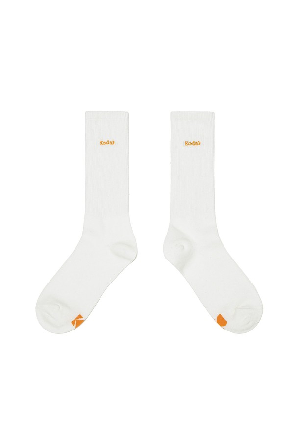 미니 로고 자수 삭스 3PC MULTI는 면, 폴리에스테르, 폴리우레탄 혼방 소재로 제작되어 부드러운 촉감과 신축성을 제공하는 양말입니다. 사계절 내내 착용 가능하며, 일상복에 잘 어울리는 디자인으로 제작되었습니다. 3 팩 구성으로 실용적이며, 심플한 포인트 자수 디자인과 미드카프 길이로 캐주얼, 미니멀, 클래식 스타일을 연출하기 좋습니다. 동네 마실룩이나 여행룩에 편안하게 매치하여 개성 있는 스타일을 완성해보세요.
