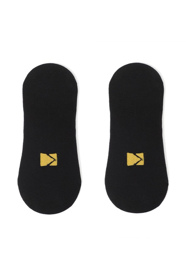 레터링 노쇼 삭스 BLACK는 면, 폴리에스테르, 폴리우레탄 혼방 소재로 제작되어 사계절 내내 편안하게 착용할 수 있는 양말입니다. 블랙 색상에 로고 패턴이 돋보이며, 심플하면서도 세련된 스타일을 연출합니다. 노쇼 길이로 어떤 신발에도 깔끔하게 매치할 수 있으며, Y자형 힐 컷 디자인으로 발 뒤꿈치를 안정적으로 감싸줍니다. 특히, 실리콘 그립이 있어 활동적인 움직임에도 양말이 흘러내리는 것을 방지해 줍니다. 동네 마실룩이나 집콕룩에 캐주얼하고 미니멀한, 때로는 스포티한 분위기를 더해 보세요.
