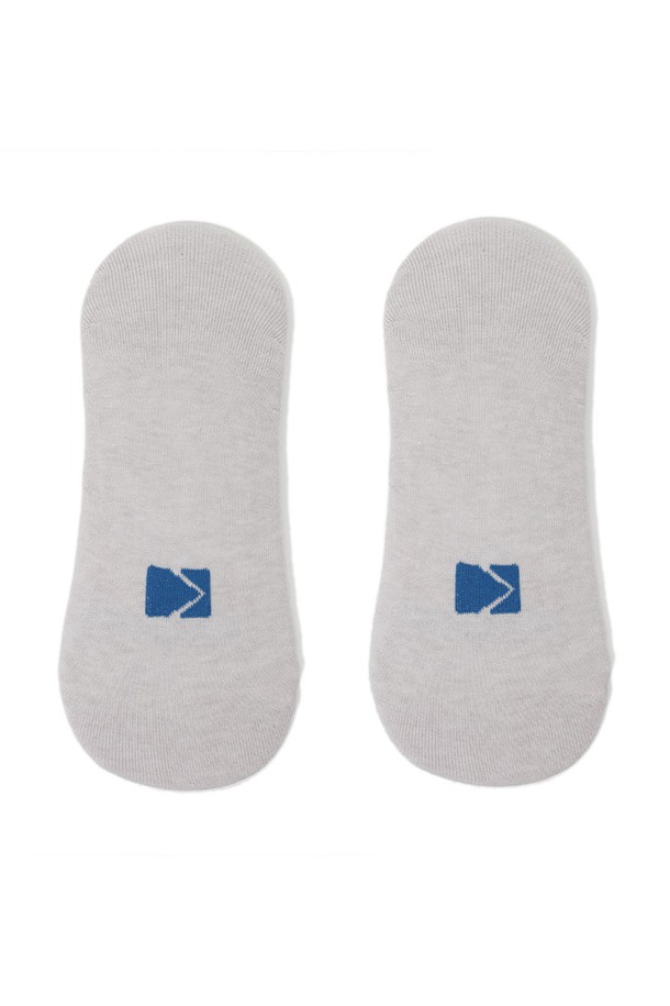 레터링 노쇼 삭스 GREY (레터링 노쇼 삭스 그레이)는 캐주얼, 미니멀, 클래식 스타일을 즐기는 분들을 위한 양말입니다. 면, 폴리에스터, 폴리우레탄 혼방 소재로 제작되어 매끄러운 촉감을 자랑하며, 사계절 내내 편안하게 착용할 수 있습니다. 얇은 두께의 노쇼 디자인으로 신발을 신었을 때 양말이 보이지 않아 깔끔한 룩을 연출해줍니다. 뒷꿈치 Y자 절개와 실리콘 처리로 흘러내림을 방지하는 기능성을 갖췄고, 레터링 디자인 포인트로 포인트를 더했습니다. 동네 마실룩이나 산책룩에 잘 어울립니다.
