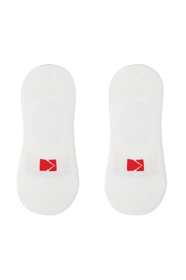 레터링 노쇼 삭스 WHITE는 면, 폴리에스테르, 폴리우레탄 혼방 소재로 제작되어 부드럽고 편안한 착용감을 제공합니다. 공용 디자인으로, 화이트와 그레이 두 가지 색상으로 출시되어 다양한 스타일에 매치하기 좋습니다. 얇은 두께감으로 사계절 내내 부담 없이 착용할 수 있으며, 발 뒤꿈치 부분의 Y자 컷팅과 실리콘 그립이 있어 활동적인 움직임에도 흘러내림 없이 안정감을 줍니다. 캐주얼, 미니멀, 클래식 스타일의 옷차림에 잘 어울리며, 동네 마실룩 또는 산책룩에 포인트를 더해줍니다. 발목 부분의 로고 디테일이 은은한 멋을 더해줍니다.
