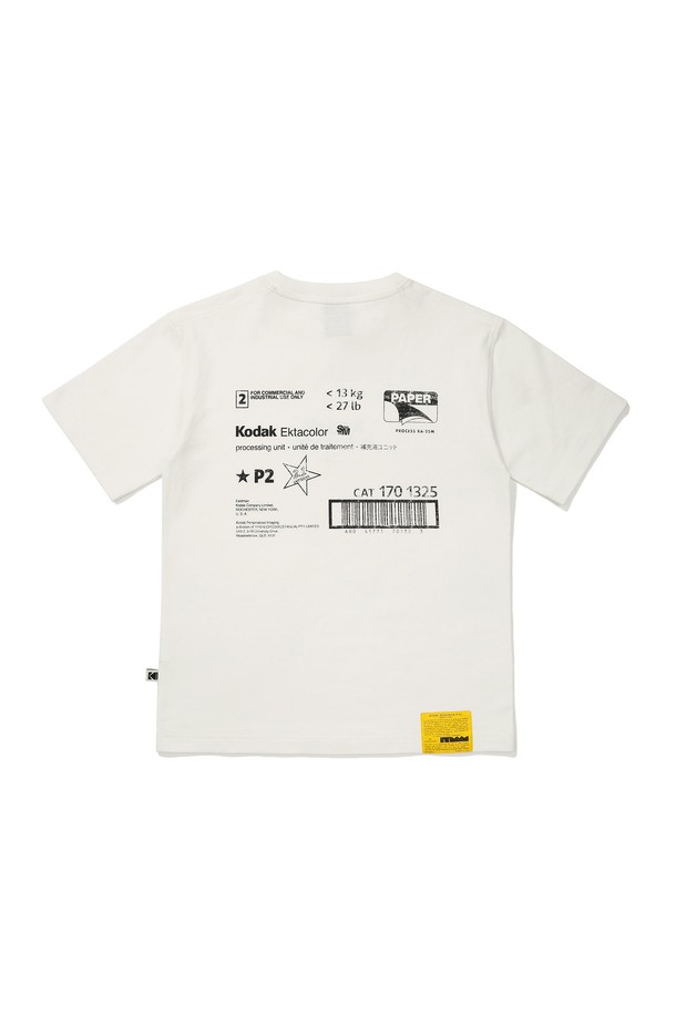 메일러 그래픽 반팔티셔츠 (WHITE)는 메일러 아트워크 디자인과 빈티지 아카이브를 재해석한 그래픽과 로고 패턴이 특징인 반팔 티셔츠입니다. 부드러운 면 소재로 제작되어 편안한 착용감을 선사하며, 세미 오버핏으로 캐주얼한 스타일을 연출합니다. 라운드넥 디자인과 중간 두께감으로 봄, 여름 시즌 데이트룩 또는 동네 마실룩에 활용하기 좋습니다. 화이트, 옐로우, 카키, 블랙 등 다양한 컬러 옵션으로 만나보세요. 심플하면서도 전문적인 포토그래퍼 스타일을 완성해 줄 아이템입니다.
