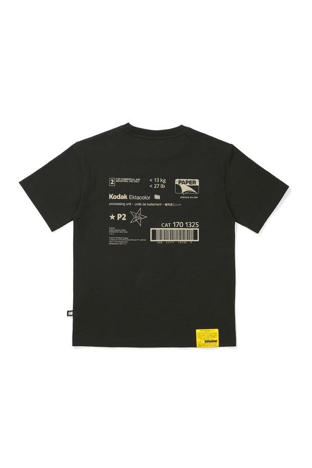 메일러 그래픽 반팔 티셔츠 BLACK는 미니멀하고 베이직한 스타일을 추구하는 분들을 위한 데일리 티셔츠입니다. 봄, 여름 시즌에 적합하며, 부드러운 면 소재로 제작되어 편안한 착용감을 선사합니다. 라운드넥에 세미오버핏으로 제작되었으며, 블랙 컬러 바탕에 그래픽 아트워크 디자인과 포토그래픽 아카이브 요소를 적용하여 독특한 포인트를 더했습니다. 동네 마실룩이나 카페룩 등 다양한 TPO에 활용 가능하며, 비침 없이 형태 유지력이 우수합니다. 미니멀하고 캐주얼한 스타일을 즐기는 분들께 추천합니다.
