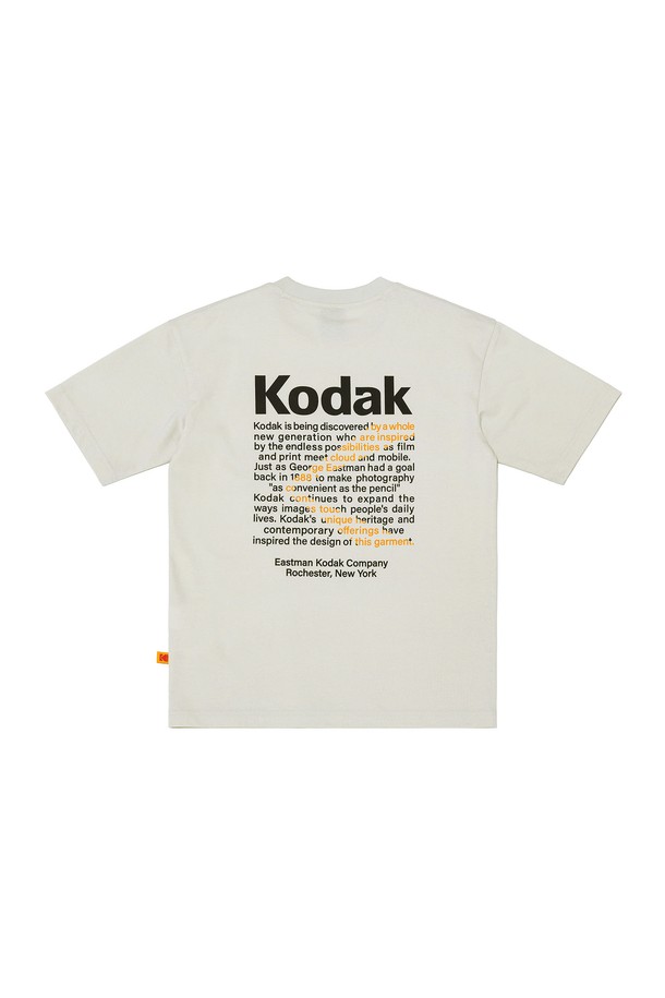 케이 에어로쿨 반팔 티셔츠 IVORY는 일상 및 스포츠 활동에 적합한 공용 반팔 티셔츠입니다. 부드러운 촉감의 면, 폴리에스테르 혼방 소재로 제작되어 흡습 및 속건 기능이 뛰어나 쾌적한 착용감을 제공합니다. 세미 오버핏에 라운드넥 디자인으로 편안한 착용감을 선사하며, 스포티, 캐주얼, 미니멀 스타일을 연출하기 좋습니다. 에어로쿨 소재를 사용하여 통기성이 뛰어나고 신축성이 있어 활동성을 높였습니다. 아이보리 컬러에 로고 또는 그래픽 패턴으로 포인트를 주어 심플하면서도 세련된 느낌을 줍니다.
