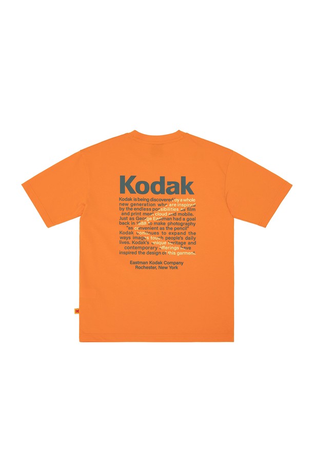 케이 에어로쿨 반팔 티셔츠 ORANGE는 일상과 스포츠 활동에 적합한 공용 반팔 티셔츠입니다. 얇고 부드러운 촉감의 면, 폴리에스테르 혼방 소재로 제작되어 흡습 및 속건 기능이 뛰어납니다. 시원한 오렌지 컬러에 스포티하고 캐주얼한 스타일을 더했으며, 레귤러 기장의 세미오버핏으로 편안한 착용감을 제공합니다. 5주년 기념 특별 원단을 사용하여 제작되었으며, K 로고 프린트와 에어로쿨 소재가 특징입니다. 라운드넥 디자인과 반소매 기장으로 여름철에 시원하게 입을 수 있습니다.
