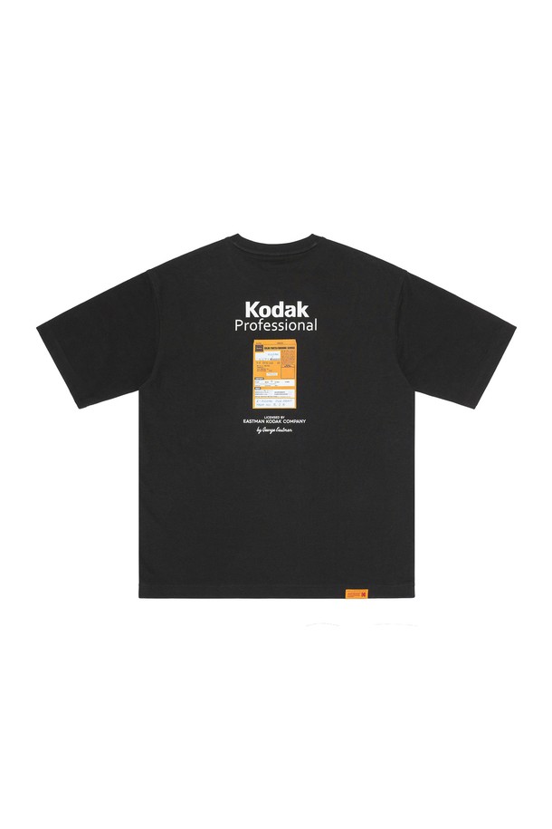 메일러 그래픽 소로나 반팔 티셔츠 BLACK는 일상과 여행 시 편안하게 착용하기 좋은 공용 반팔 티셔츠입니다. 베이직하고 캐주얼한 스타일로, 봄, 여름 시즌에 얇고 시원하게 입을 수 있습니다. 블랙 컬러에 그래픽과 로고 패턴이 특징이며, 부드러운 촉감의 면, 폴리에스테르 혼방 소재로 제작되었습니다. 소로나 원사를 사용하여 세탁 후에도 형태 안정성이 뛰어나며, 신체에 달라붙지 않아 쾌적한 착용감을 선사합니다. 세미 오버핏 라운드넥 디자인으로 편안함을 더했습니다.
