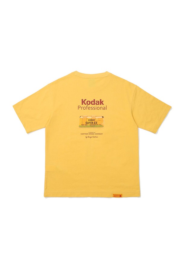 메일러 그래픽 소로나 반팔 티셔츠 YELLOW는 캐주얼, 스포티, 미니멀 스타일을 추구하는 분들을 위한 반팔 티셔츠입니다. 옐로우 컬러의 부드러운 면, 폴리에스테르 혼방 소재로 제작되어 봄, 여름철에 시원하게 착용할 수 있습니다. 흡습 및 속건 기능으로 쾌적함을 유지하며, 세미오버핏과 라운드넥 디자인으로 편안한 착용감을 제공합니다. 특히, 소로나 원단을 사용하여 부드러운 촉감과 함께 뛰어난 형태 안정성을 자랑하며, 등면에 포인트 아트워크가 더해져 개성 있는 스타일을 연출합니다. 일상, 산책 등 가벼운 활동에 적합한 동네 마실룩을 완성해보세요.
